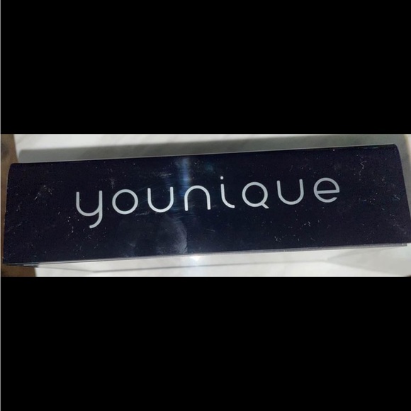 Younique Pink Status Shadow Box with Charms - Picture 4 of 6